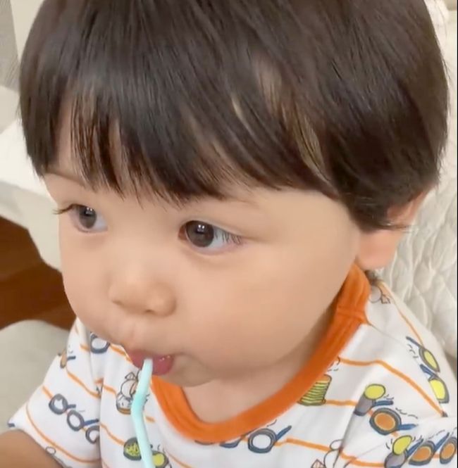 “ミルク卒業したばかりの1才6カ月の兄。弟のミルクを見つけてしまい…！”