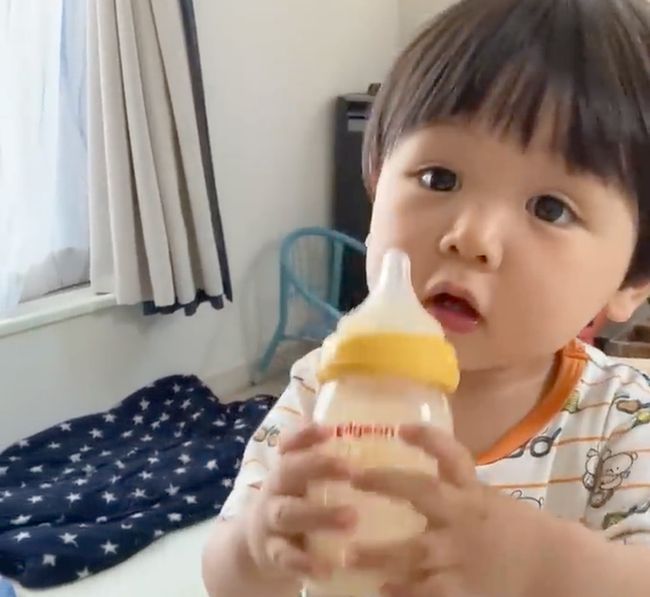 ミルク卒業したばかりの1才6カ月の兄。弟のミルクを見つけてしまい…！？？！！！