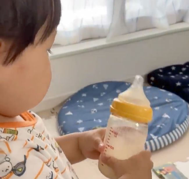 “ミルク卒業したばかりの1才6カ月の兄。弟のミルクを見つけてしまい…！”