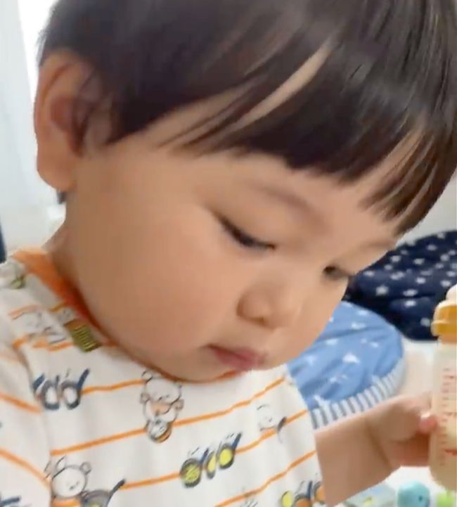 “ミルク卒業したばかりの1才6カ月の兄。弟のミルクを見つけてしまい…！”