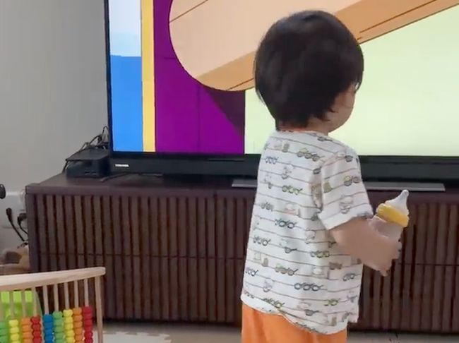 “ミルク卒業したばかりの1才6カ月の兄。弟のミルクを見つけてしまい…！”