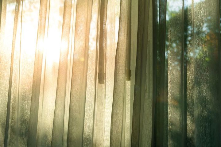 朝日が差し込む窓