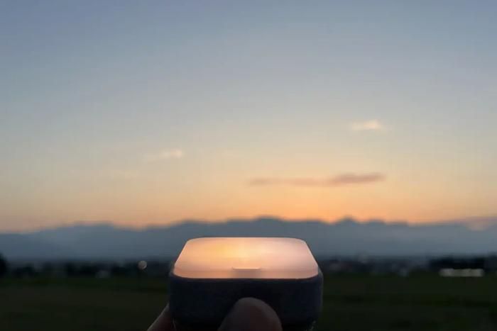 PEBLWEARのFLAME Portable Lanternと夕暮れの空
