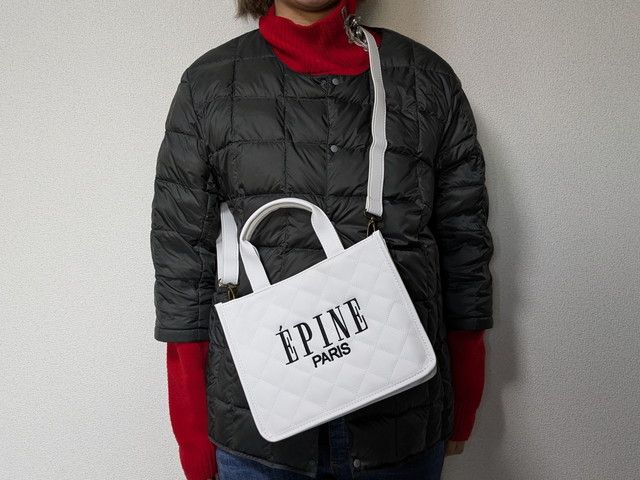 キルティングバッグホワイト肩掛けしたところ