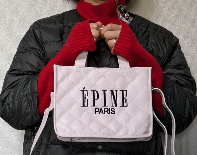 キルティングバッグピンク手持ちしたところ