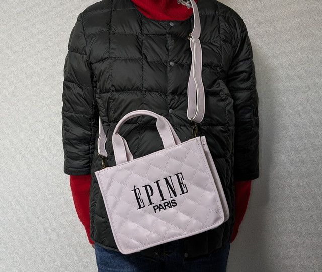 キルティングバッグピンク肩掛けしたところ