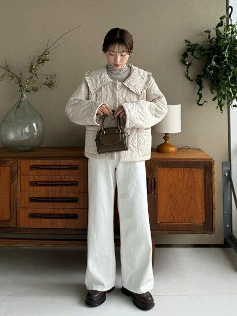 大人カジュアルな淡色コーデ