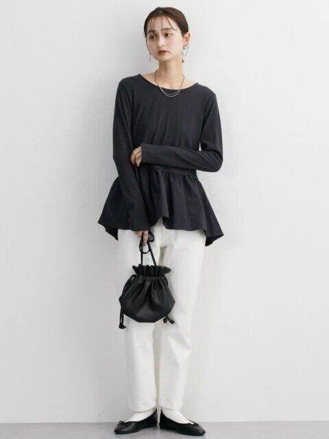 モノトーンな着こなしを華やかに魅せる