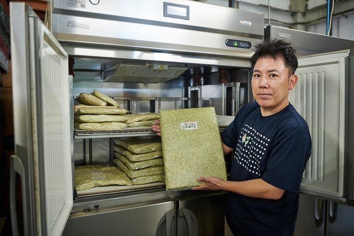 丸抜きの袋を持つ船津さん