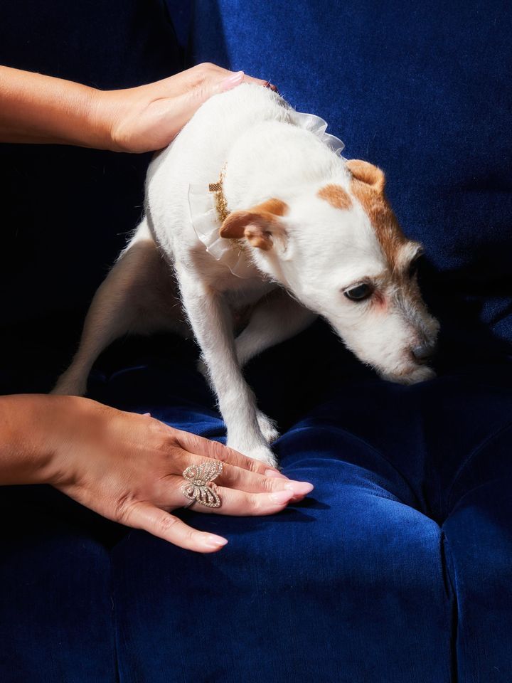 ジル・E・ビーンズはステートメントアクセサリーが大好き。キャリーと、彼女がよく身につけるバタフライ・モチーフのリングとの関係性を彷彿とさせる。