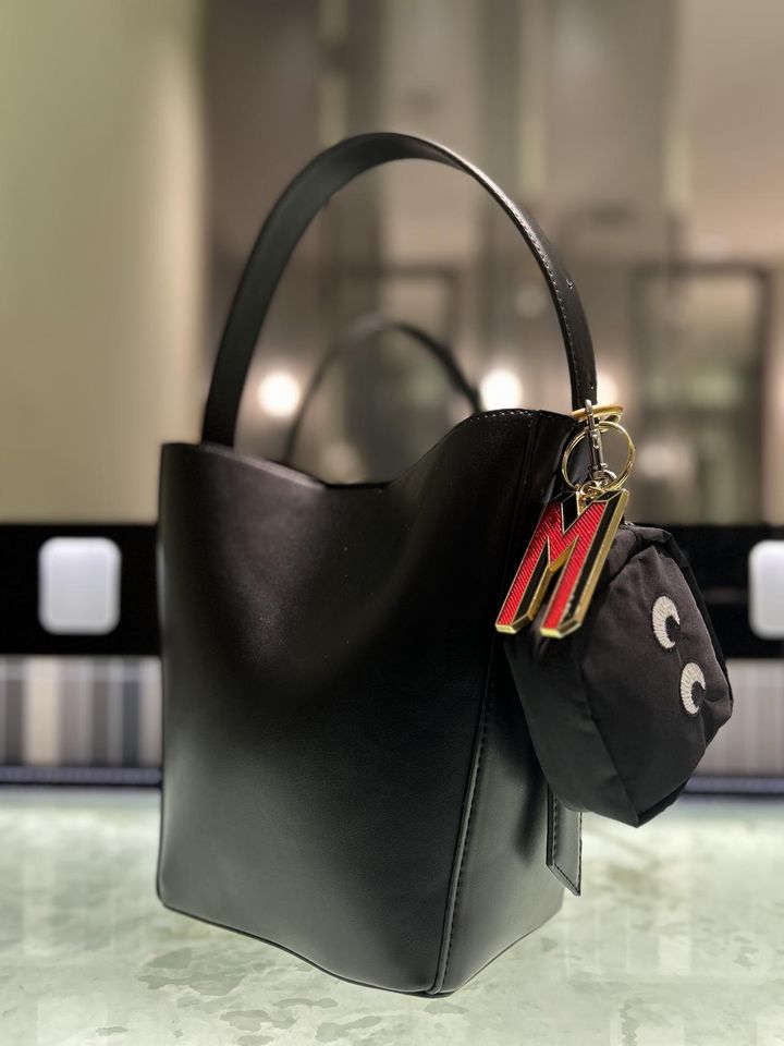 画像: 【ZARA】2WAYバケットバッグ¥6,590 ※チャーム2つは私物