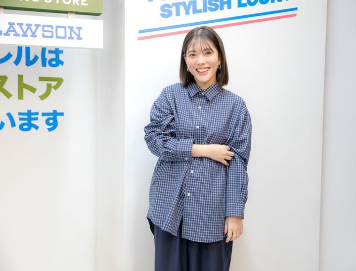 画像: プレス 田中 梨央奈さん。ネルシャツを着用