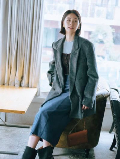 ジャケットコート￥39,600（パセリ／パル） カットソー￥11,000（マカフィー／トゥモローランド） ビスチェ￥26,400（フィーニー） スカート￥19,800（シップス／シップス インフォメーションセンター） ピアス￥46,200（プラウ） バッグ￥17,600（ボルドリーン セレリア／ピモンテ） ブーツ￥27,500（ル タロン グリーズ／ル タロン グリーズ ルミネ新宿店）