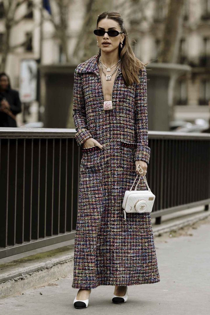 画像: ツイードドレスでドラマティックに