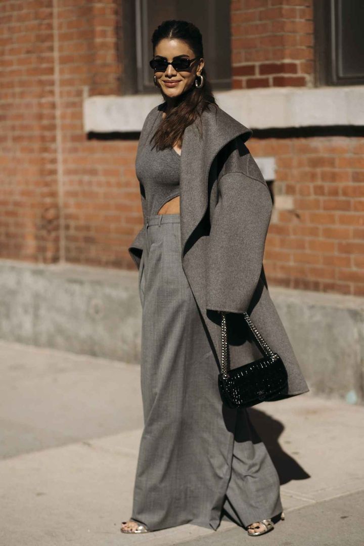 画像: グレーコーデにはシルバーがマッチ