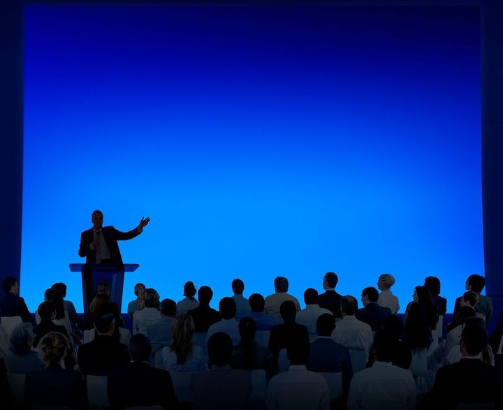 聴衆の前で話をする登壇者