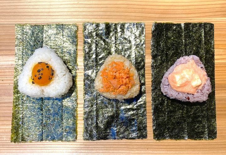 写真左から「白米」、「玄米」、「黒米」のおにぎり