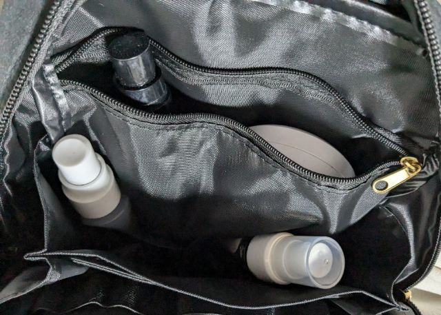 ファスナー付きポケット