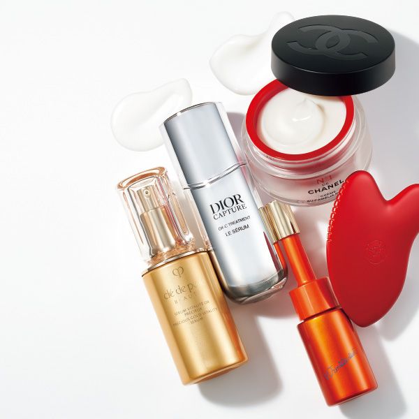 【左】クレ・ド・ポー ボーテ セラムヴィタリテ オープレシュー 【中左】ディオール カプチュール ル セラム 【右下】ポーラ リンクルショット メディカル セラム デュオ 【右上】シャネル スムース クリーム N°1 ドゥ シャネル
