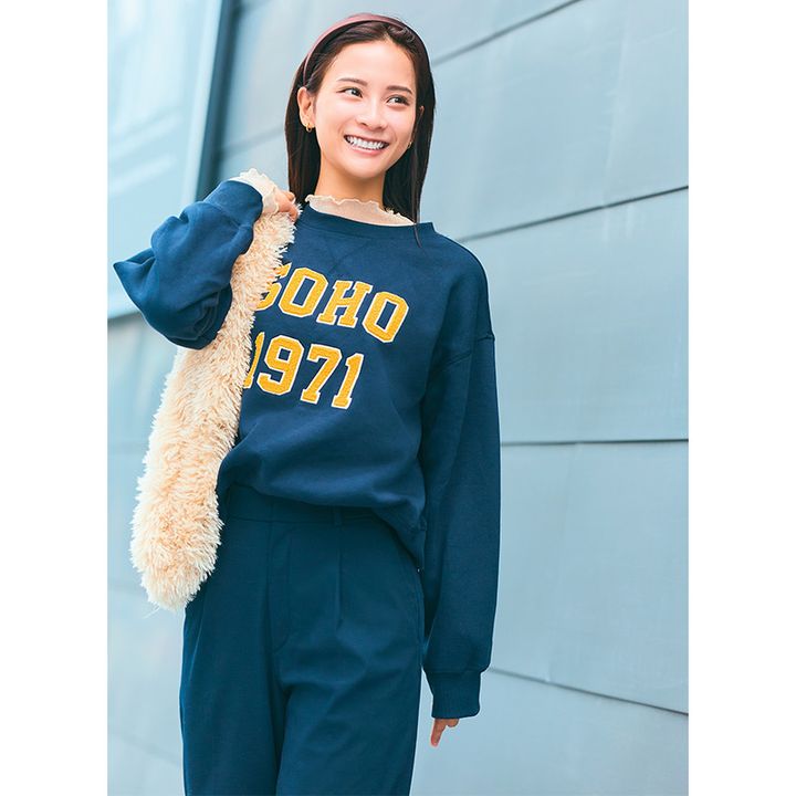 ワントーンコーデにはH&Mのロゴスウェットでメリハリをオン