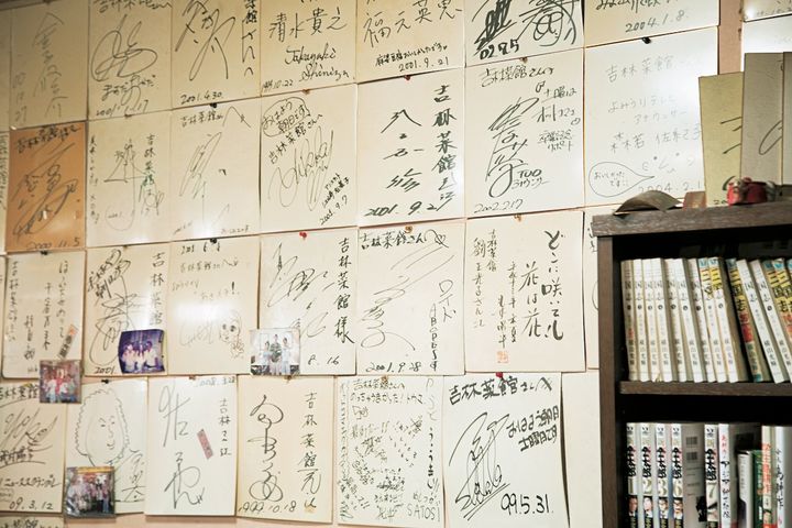 吉林菜館の中にはサインがたくさん