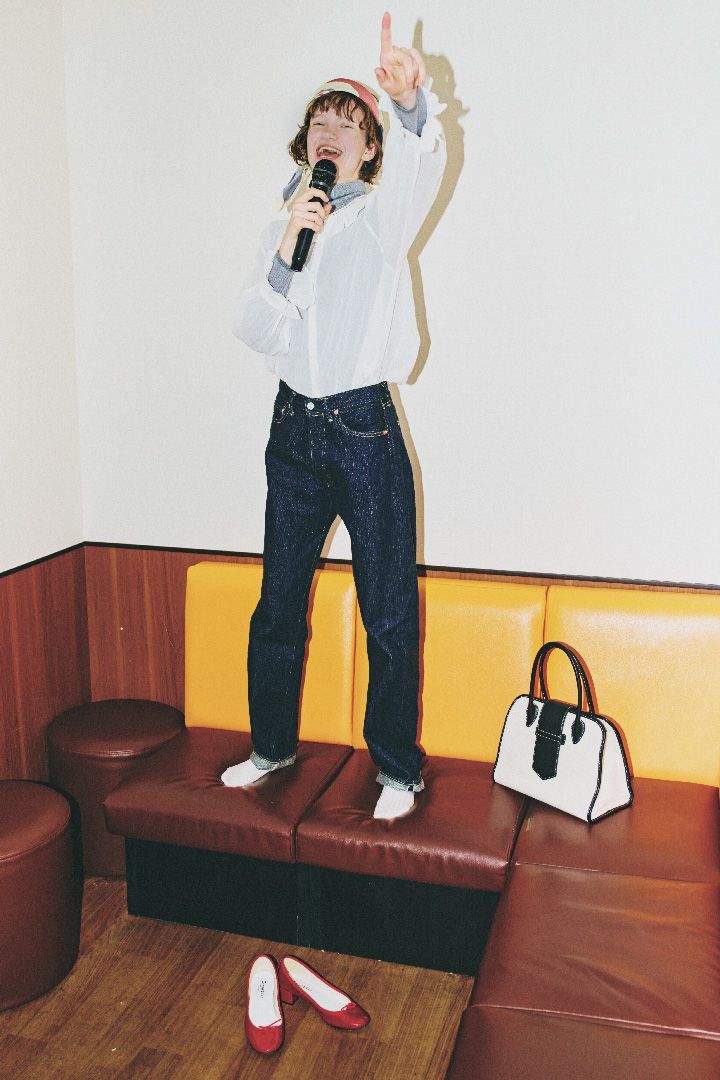 カジュアルなアイテムとも相性抜群！着回し力のあるフリルブラウスのコーデ4選