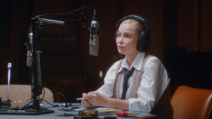 エマニュエル・ベアール共演の『午前4時にパリの夜は明ける』©2021 NORD-OUEST FILMS – ARTE FRANCE CINÉMA