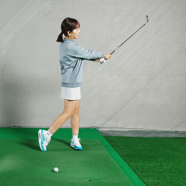 ショートアイアンは“振り過ぎない”のが正解！