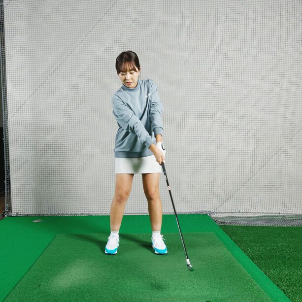 ショートアイアンは“振り過ぎない”のが正解！