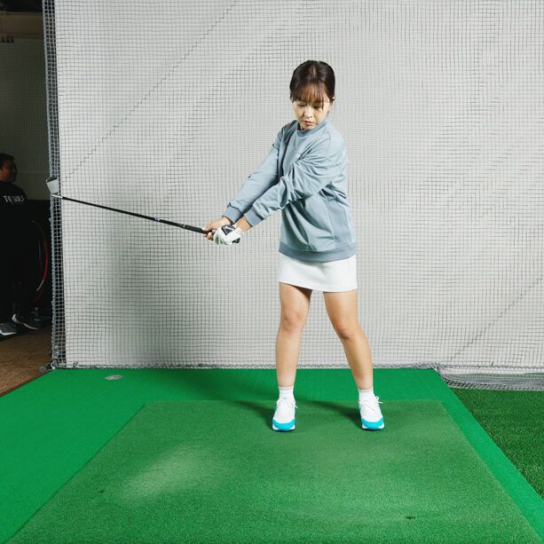 ショートアイアンは“振り過ぎない”のが正解！