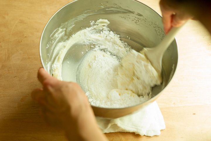 バターと粉糖を混ぜる