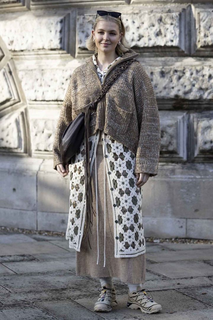 画像: 表情の異なるニットを丁寧に重ねてみる