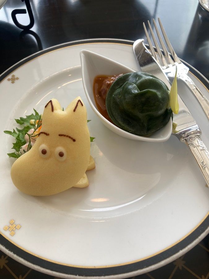 帝国ホテル×ムーミンのアフタヌーンティー 小エビのサンドイッチとフィンランド風ミートボール