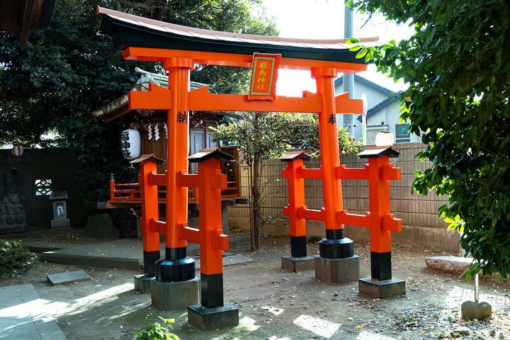 撫で蛇様が鎮座する「厳島神社」。「金町弁天社」の愛称で呼よばれている