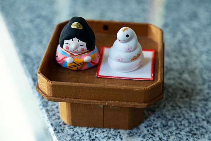 （写真左から）「弁財天様の置物」、「撫蛇願いごと守」各600円