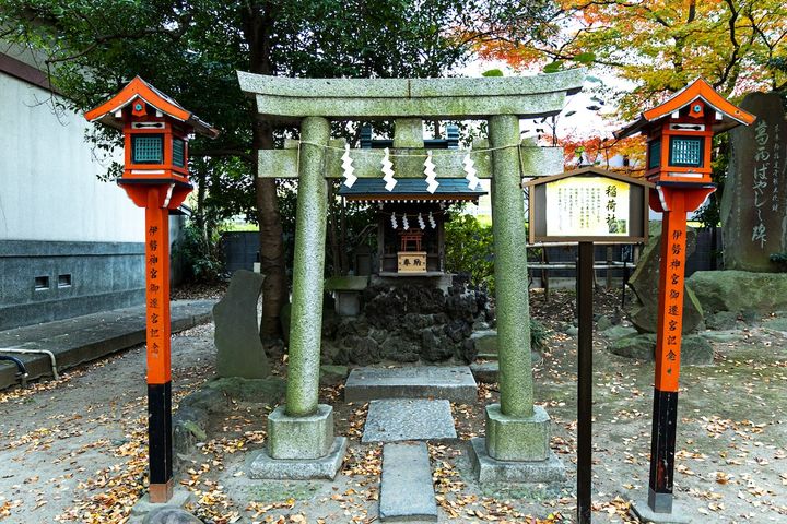 稲や食物の神とされる倉稲魂命をまつる「稲荷社」