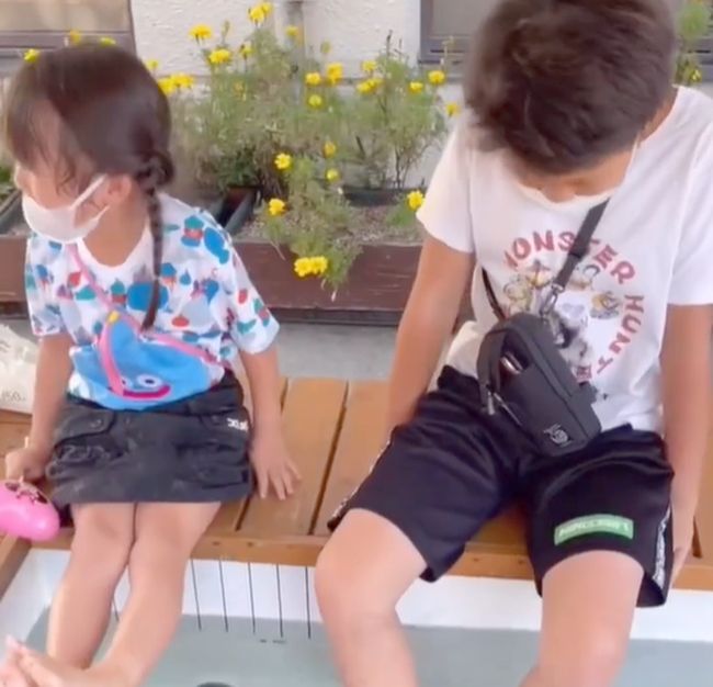 初めてのドクターフィッシュ。兄妹の初めて体験を比べてみたら