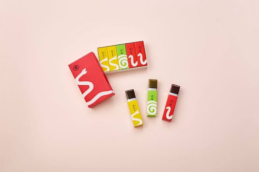 「とらや」の2025年年賀ギフトの羊羹詰め合わせはヘビのデザイン