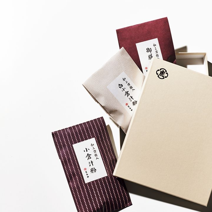 3種の和三盆糖入りお汁粉が箱に詰められた「とらや」の3種の和三盆糖入りお汁粉セット