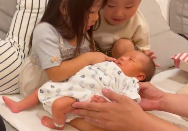 2歳双子ちゃん。初めて弟を抱っこしてみたら…