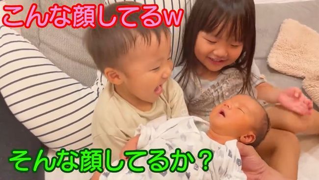 2歳双子ちゃん。初めて弟を抱っこしてみたら…