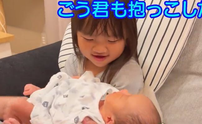 2歳双子ちゃん。初めて弟を抱っこしてみたら…