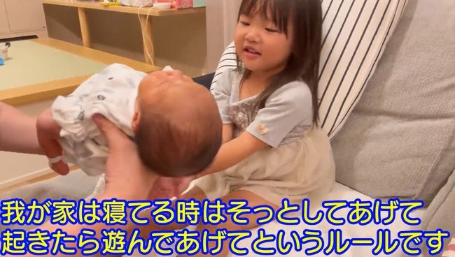 2歳双子ちゃん。初めて弟を抱っこしてみたら…