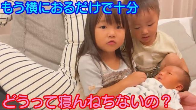 2歳双子ちゃん。初めて弟を抱っこしてみたら…