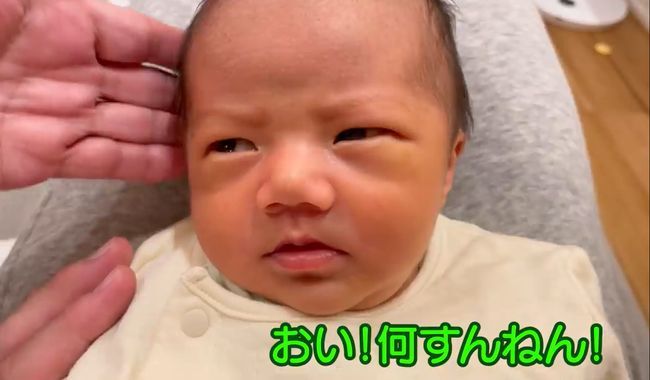 2歳双子ちゃん。初めて弟を抱っこしてみたら…