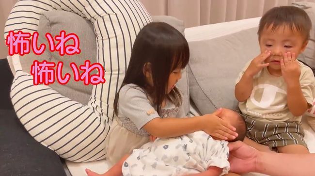 2歳双子ちゃん。初めて弟を抱っこしてみたら…