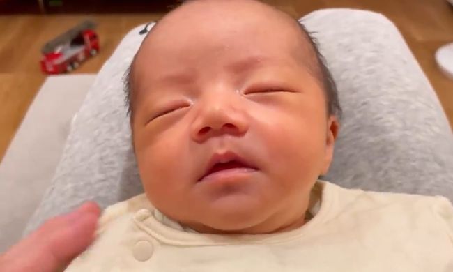 2歳双子ちゃん。初めて弟を抱っこしてみたら…