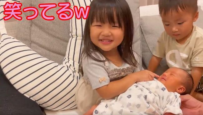 2歳双子ちゃん。初めて弟を抱っこしてみたら…