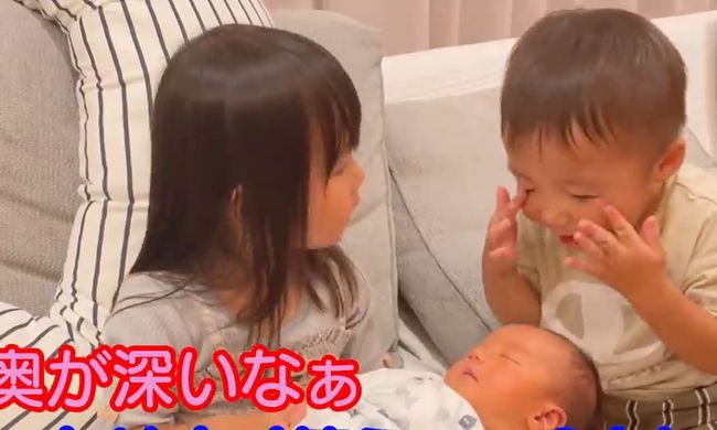 2歳双子ちゃん。初めて弟を抱っこしてみたら…
