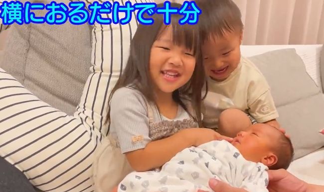 2歳双子ちゃん。初めて弟を抱っこしてみたら…